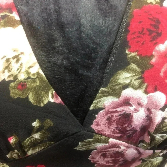 Re-Named Long Sleeve,Floral V-neck, lightweight,sheer, lined upper - Picture 4 of 15